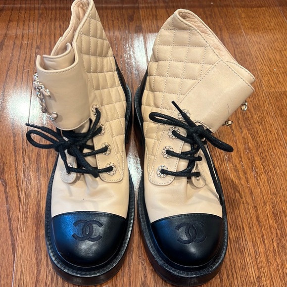 CHANEL BEIGE BLACK QUILTED LEATHER BRAVE LACE UP CC LOGO ANKLE  BOOTS 35.5 - Picture 1 of 6